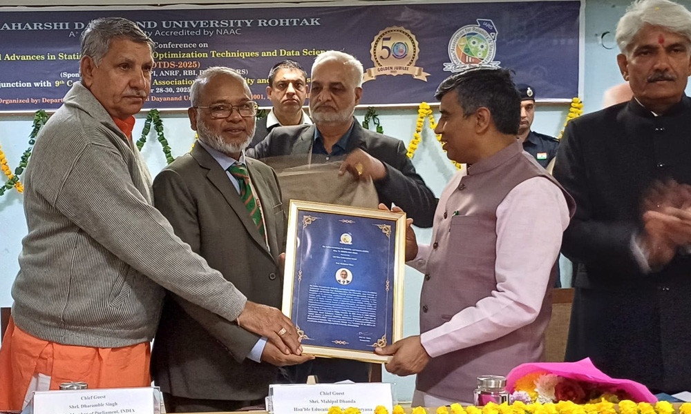 ভারতে আজীবন সম্মাননা পেলেন এইউবি উপাচার্য ড. শাহজাহান