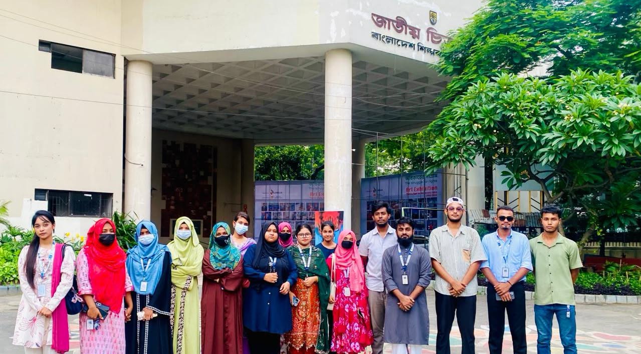 Asian University Art and Craft Club-এর সদস্যবৃন্দ Bangladesh Shilpakala Academy-এ আয়োজিত একটি আর্ট এক্সিবিশন পরিদর্শন করেন।