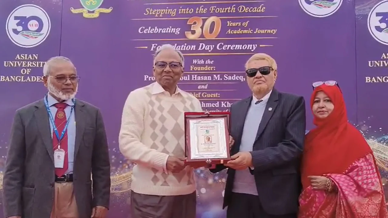 এইউবিতে ‘ফাউন্ডার অ্যাওয়ার্ড’ পেলেন মাহমুদুর রহমান